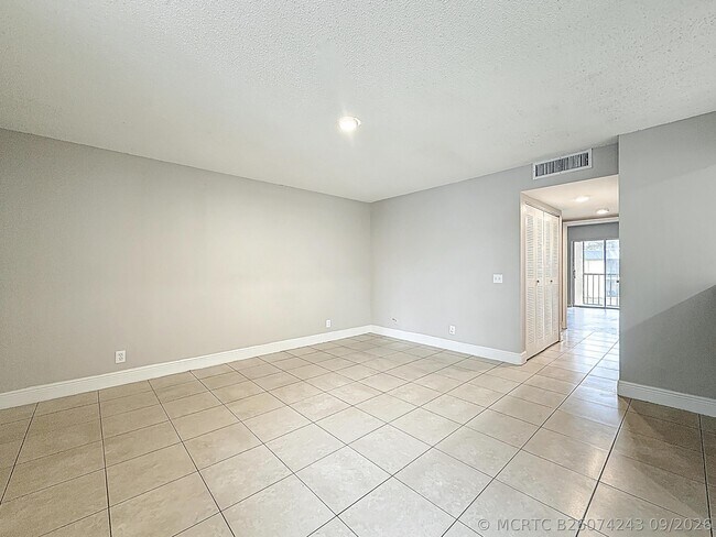Building Photo - 719 Meadows Cir