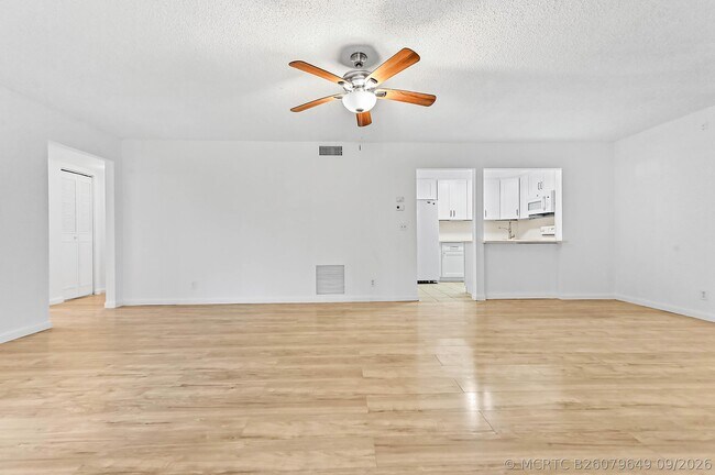 Foto del edificio - 319 Knotty Pine Cir