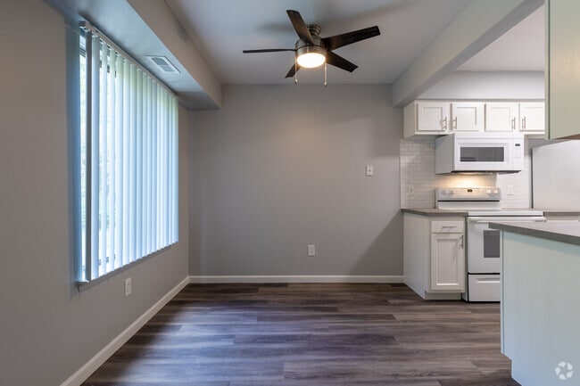 2BR, 2BA - 1000SF, Dining Room - Springhill