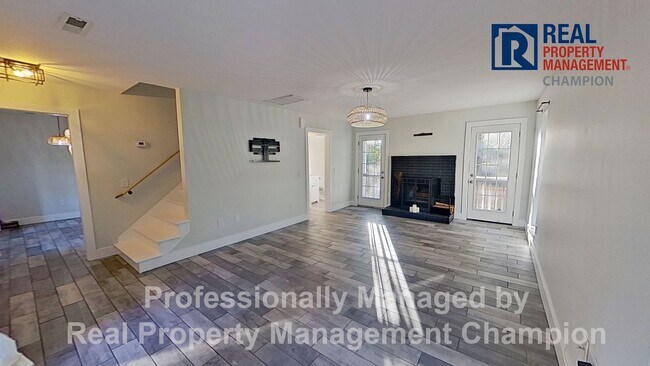 Foto del edificio - Beautifully Updated Home Featuring Fenced ...