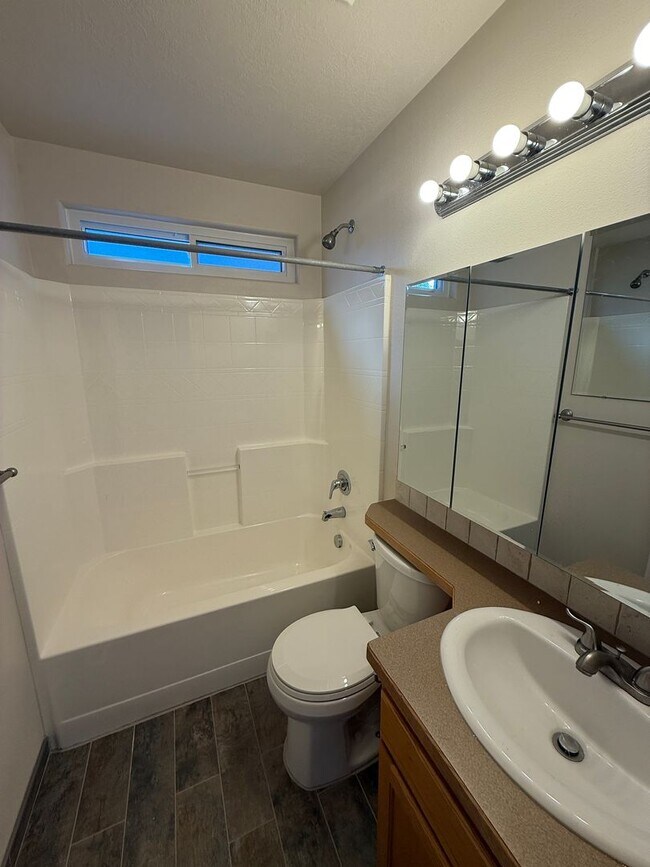 Foto del edificio - 3-bedroom, 2-bathroom home with an additional office