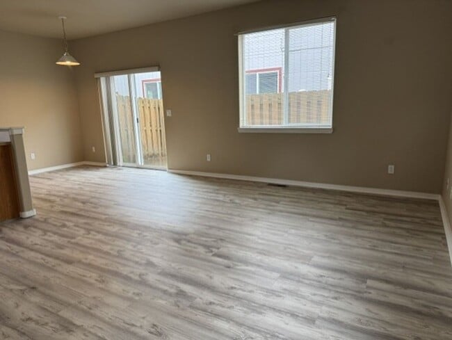 Building Photo - SW Bend Townhome