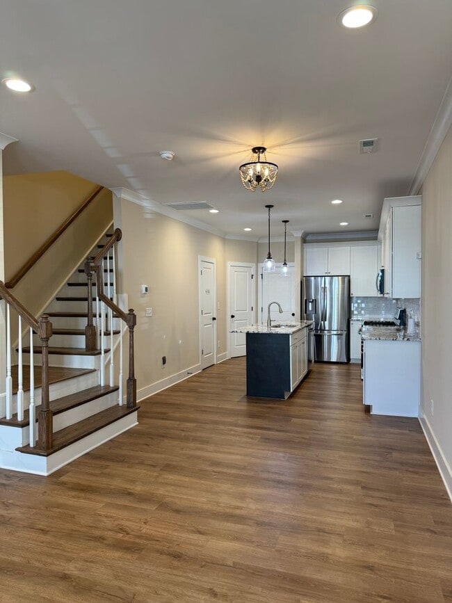 Building Photo - 2BR 2.5BA Townhome with Neighborhood Pool