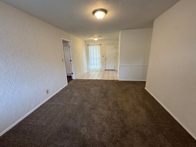 Foto del edificio - 4-bedroom garage conversion, cute and clea...