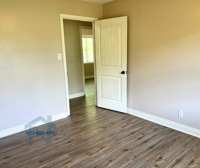Building Photo - 314 Pin Oak St