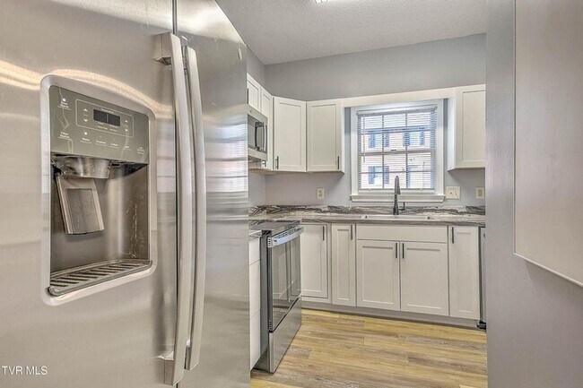 Building Photo - 2 Bedroom 1.5 Bath Townhome for Rent