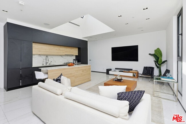 Foto del edificio - 1253 N Sweetzer Ave