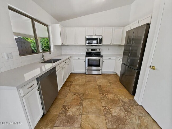 Foto del edificio - 15877 W Statler St
