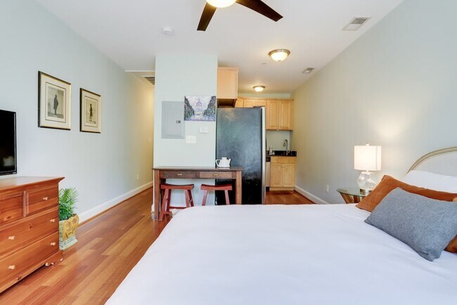 Completely self-contained unit - 1305 E Capitol St SE