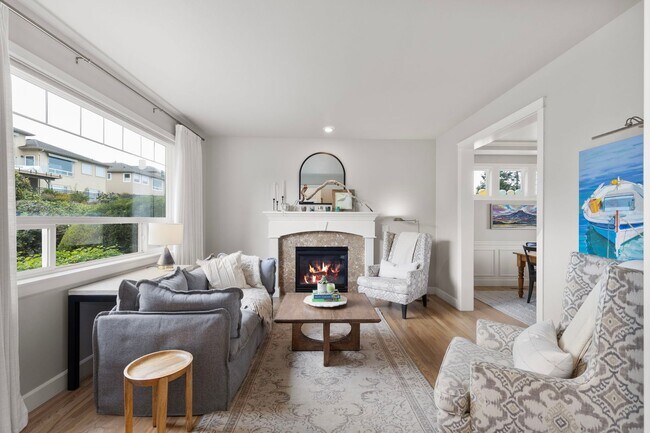 Building Photo - Renovated VIEW Kingston Home Near Ferry fo...