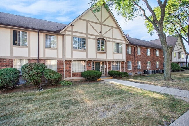 Building Photo - 30220 Southfield Rd