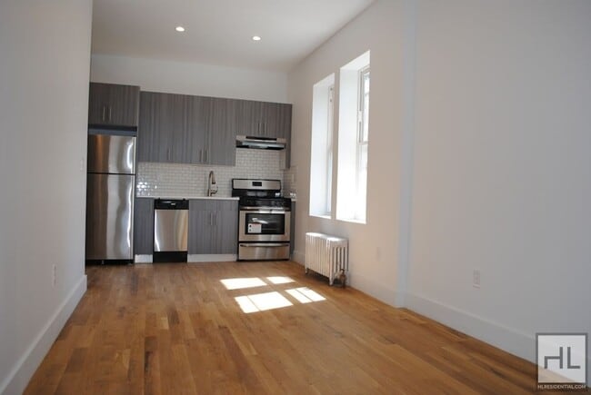 Foto del edificio - 19 STREET / South Slope / Spacious Sun-Fil...