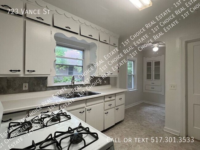 Building Photo - 723 Vance St