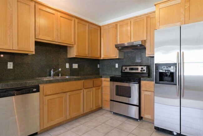 Foto del edificio - Downtown Oakland Condo w/ Parking & In Unit Laundry