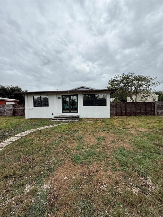 Foto principal - 685 NW 14th St
