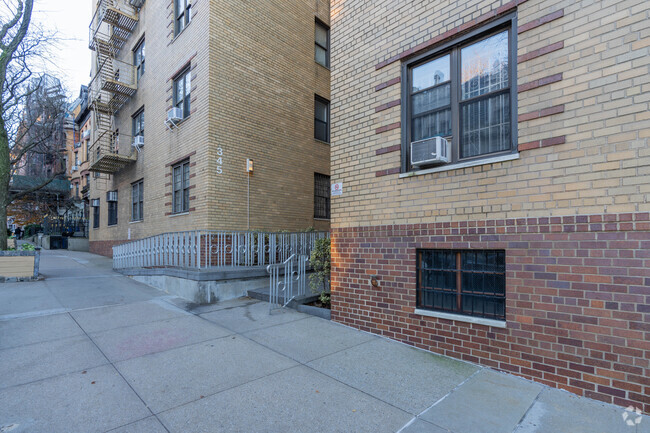 Building Photo - 345 Riverside Dr