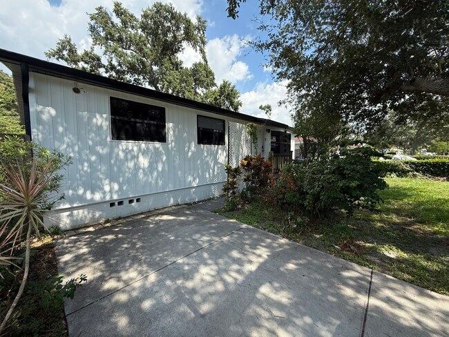 Foto del edificio - 985 Cedarwood Ave