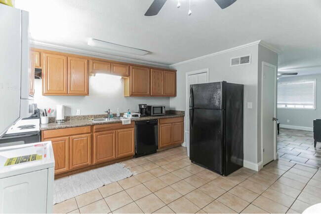 Building Photo - 2502 Redwood Ct