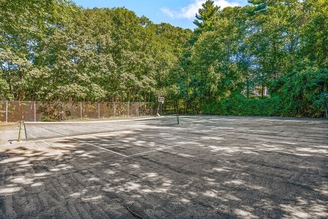 Building Photo - 2 Greenbriar Dr