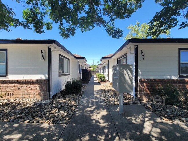 Foto del edificio - 1071 Santiago Ave