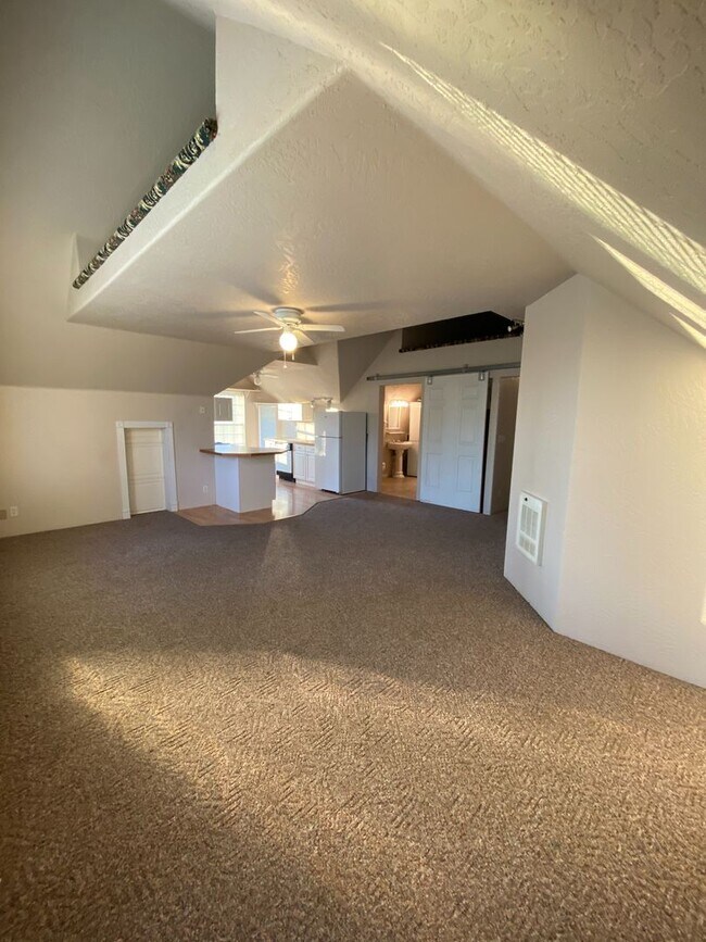 Foto del edificio - Nice Upstairs 1bd/1bth Apartment - All utilities included!