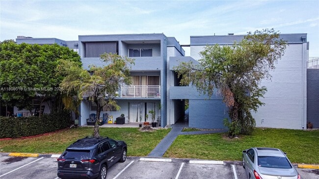 Building Photo - 9367 Fontainebleau Blvd