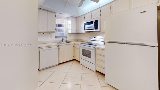 Building Photo - 3300 W Rolling Hills Cir