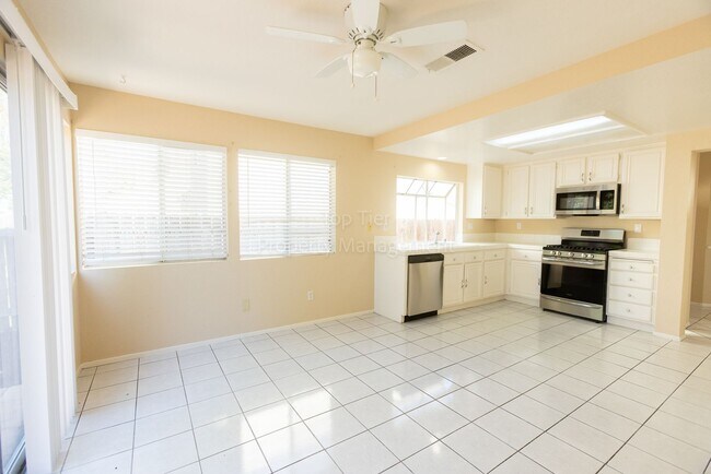 Foto del edificio - Beautiful 4 bed / 3 bath / 1,750 sqft Home...