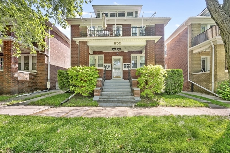 Primary Photo - 852 Beaconsfield Ave