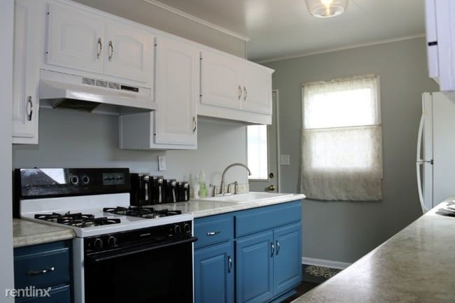 Building Photo - 3 br, 1 bath House - 2307 E Market St