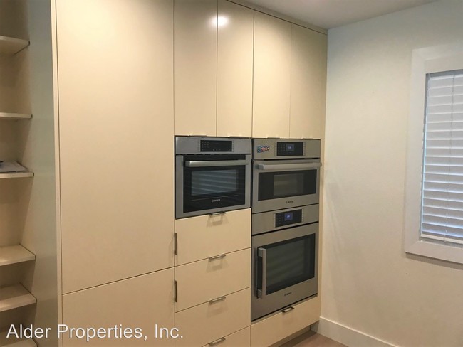 Foto del edificio - 4887 Lakeridge Terrace W