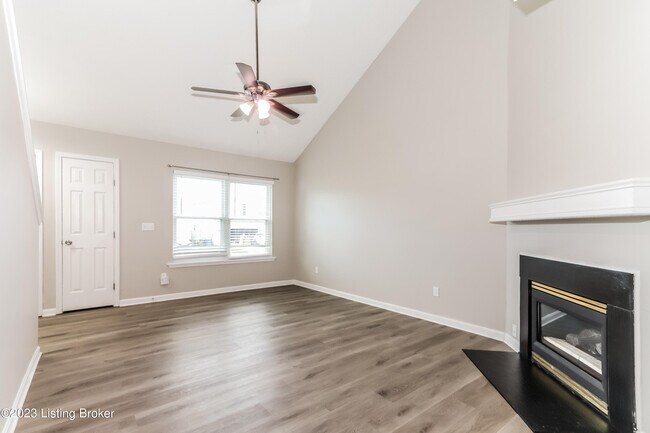 Building Photo - 10418 Pinoak View Dr