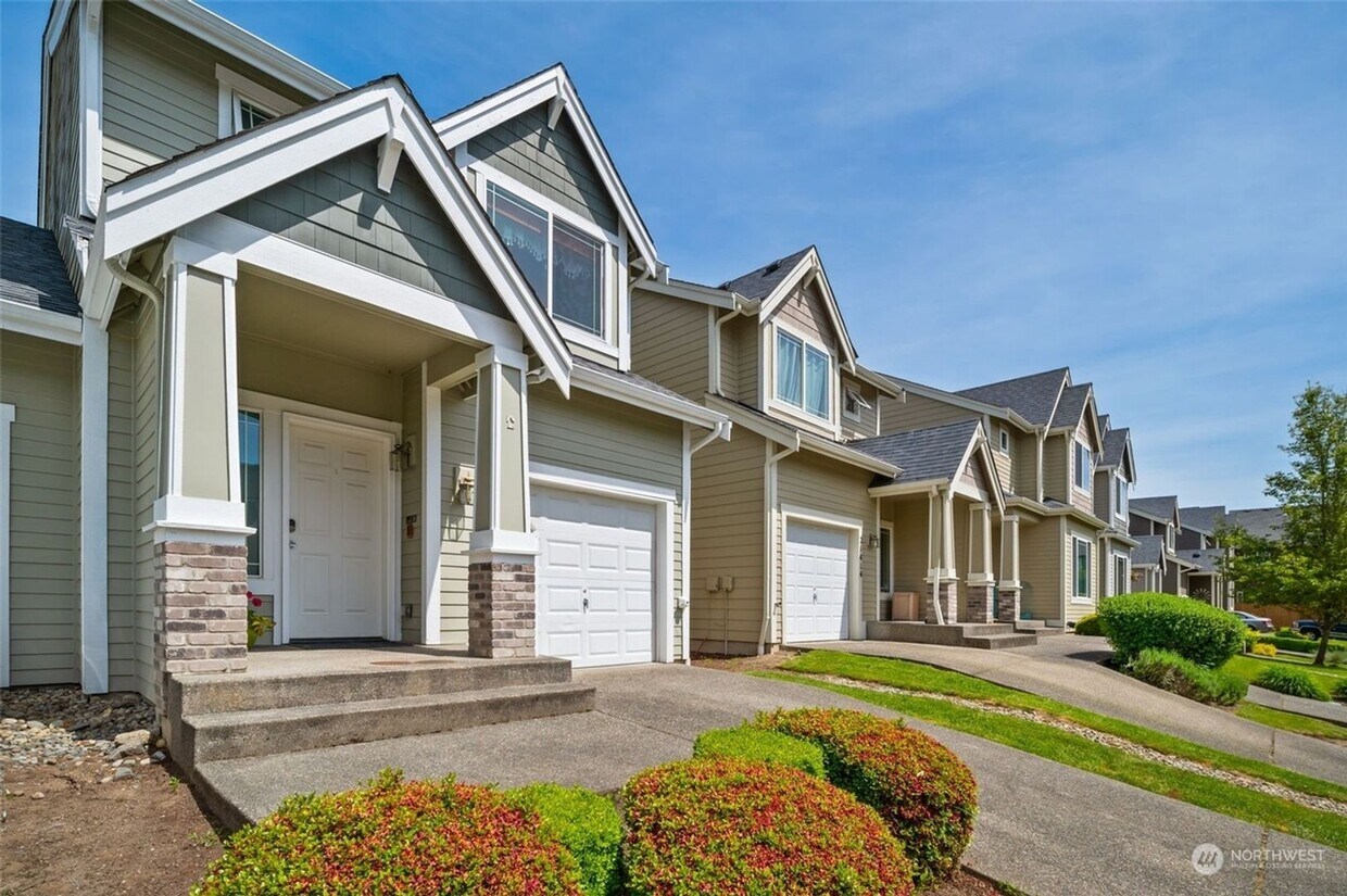 Primary Photo - 2 Bedroom 2.5 Bath Town House with Fenced ...