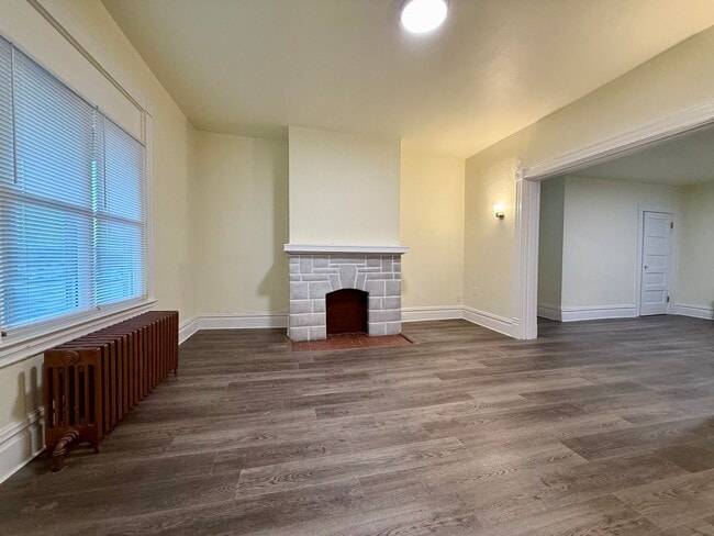 Foto del edificio - Now showing updated 4BR 1.5 bath house!
