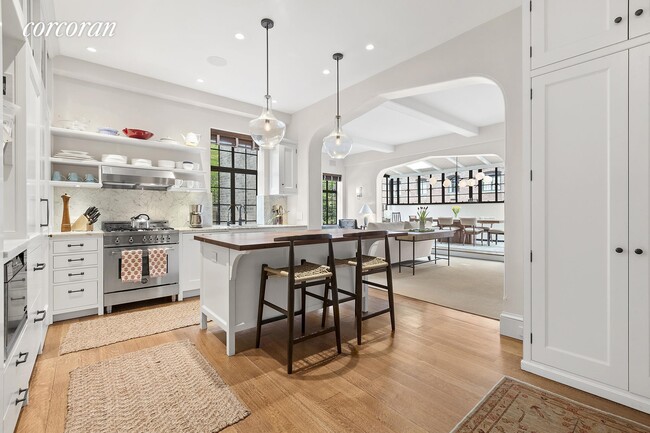 Building Photo - 40 W 67th St