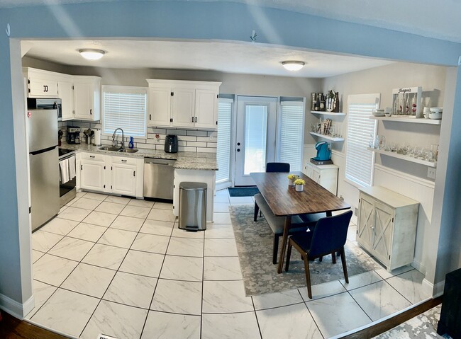 Building Photo - 1003 SW Ingleside Pl
