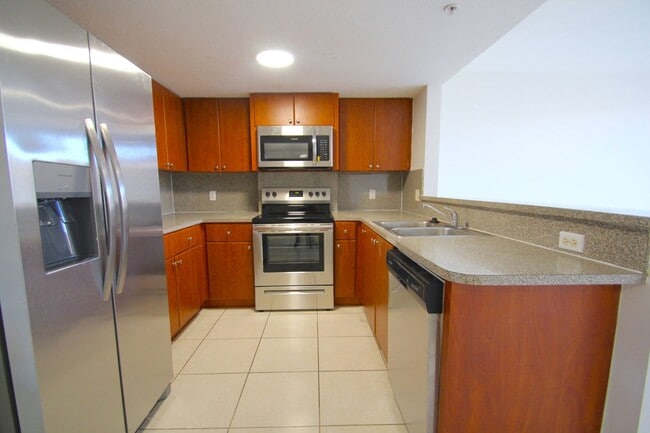 Building Photo - Modern 1-Bedroom 1-Bathroom with a den, centrally located in Miami