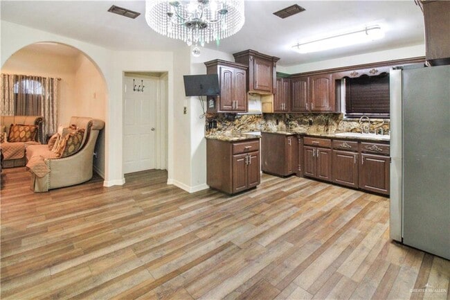 Building Photo - 3408 N Champagne