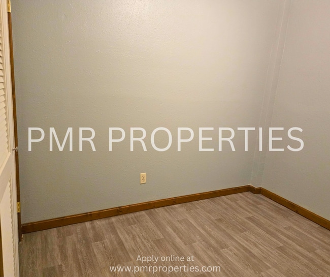Building Photo - Red Oak Apartments