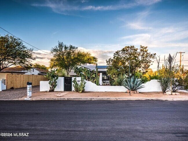 Foto del edificio - 1700 N Winstel Blvd