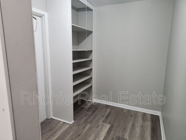 Foto del edificio - 5911 Benjamin St