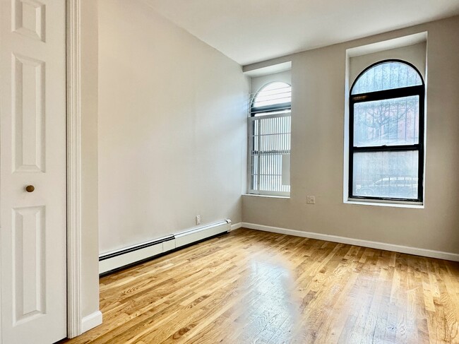 Building Photo - 386 Manhattan Ave