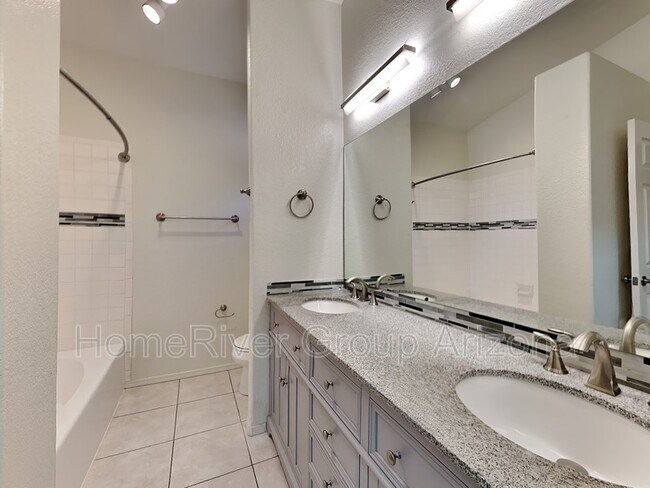 Foto del edificio - 9135 E Laurel Ln