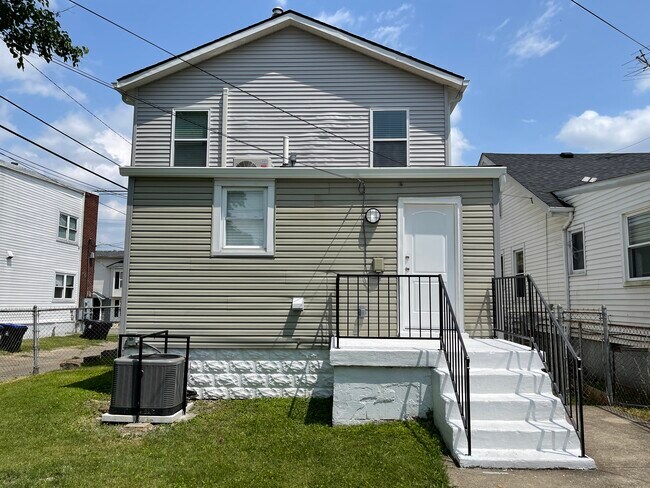 Building Photo - 608 S 39th St