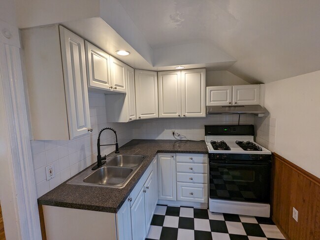 Building Photo - 106 N Alp St
