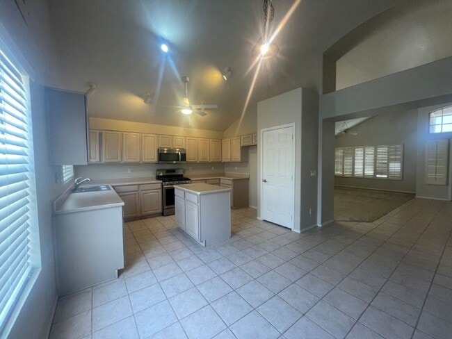 Building Photo - 922 N Sicily Dr