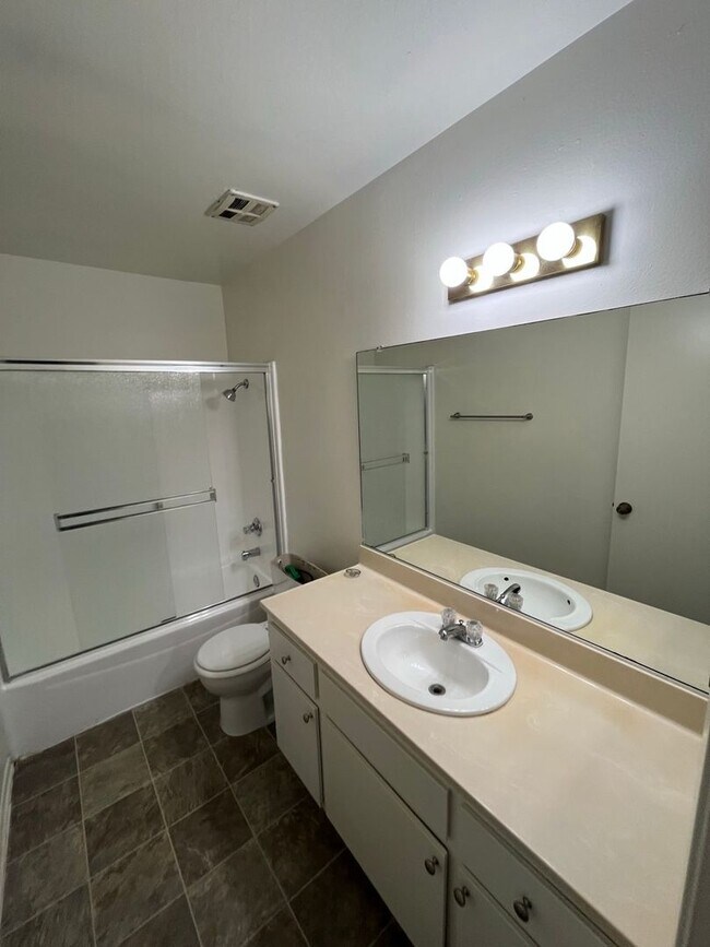 Foto del edificio - Beautiful 4 Bd Townhouse