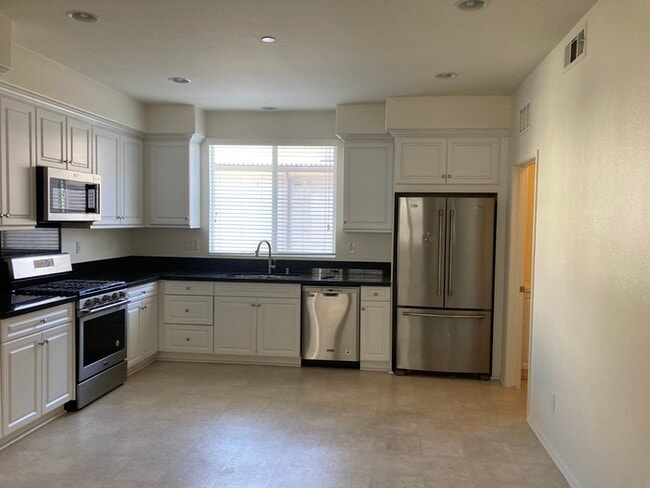 Building Photo - Newer Townhouse for lease in Eastvale.
