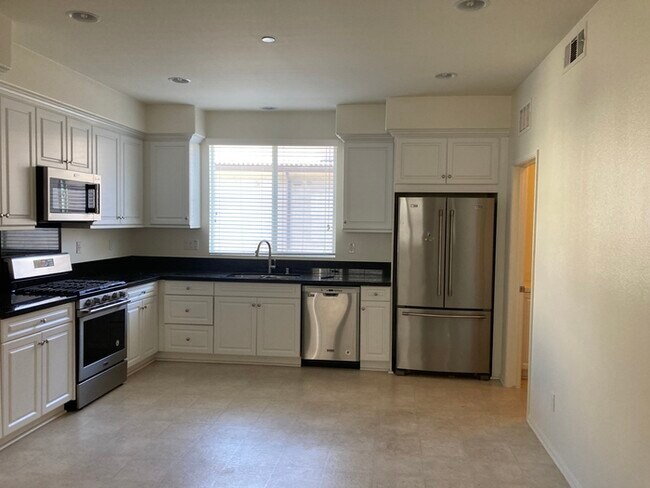 Foto del edificio - Newer Townhouse for lease in Eastvale.
