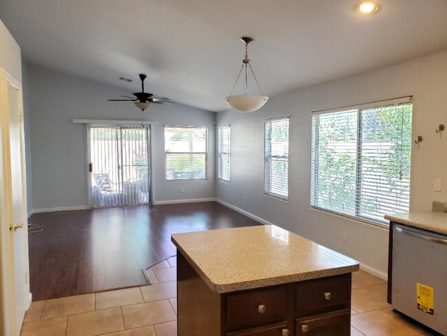 Foto del edificio - 1036 N Golden Key St